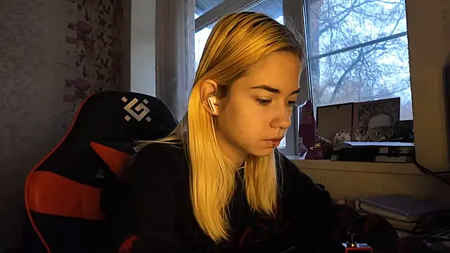 Snapshot of Witching_Moon chatting on 11-29-25, 08:06 Witching Moon online show from 11-29-25, 08:06