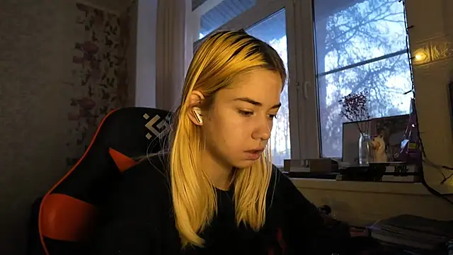 Snapshot of Witching_Moon chatting on 12-15-25, 05:55 Witching Moon online show from 12-15-25, 05:55