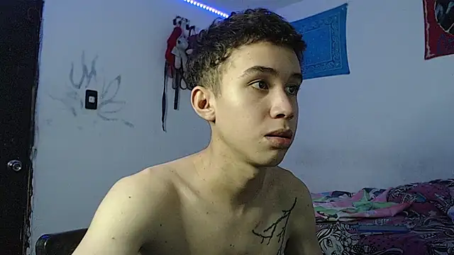 Snapshot of whiteboy69902 chatting on 10-21-25, 06:19 whiteboy69902 online show from 10-21-25, 06:19
