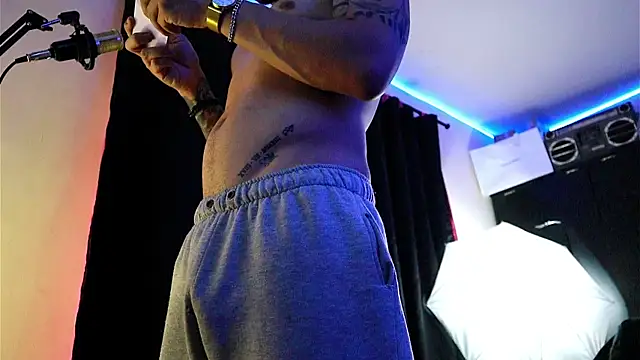 Snapshot of AlphaMasterXxx chatting on 09-13-25, 12:43 AlphaMasterXxx online show from 09-13-25, 12:43