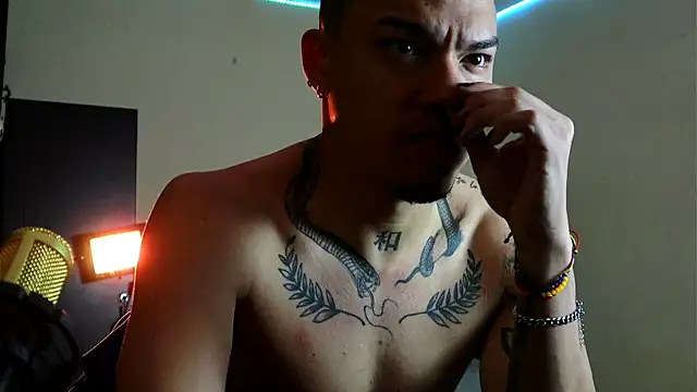 Snapshot of AlphaMasterXxx chatting on 11-17-25, 01:06 AlphaMasterXxx online show from 11-17-25, 01:06