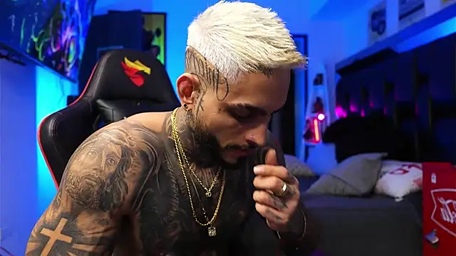 Snapshot of logan_hugh8 chatting on 01-17-26, 05:56 logan hugh8 online show from 01-17-26, 05:56