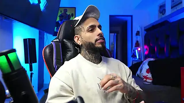 Snapshot of logan_hugh8 chatting on 02-02-26, 03:49 logan hugh8 online show from 02-02-26, 03:49