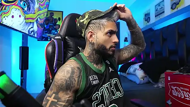 Snapshot of logan_hugh8 chatting on 02-14-26, 11:18 logan hugh8 online show from 02-14-26, 11:18