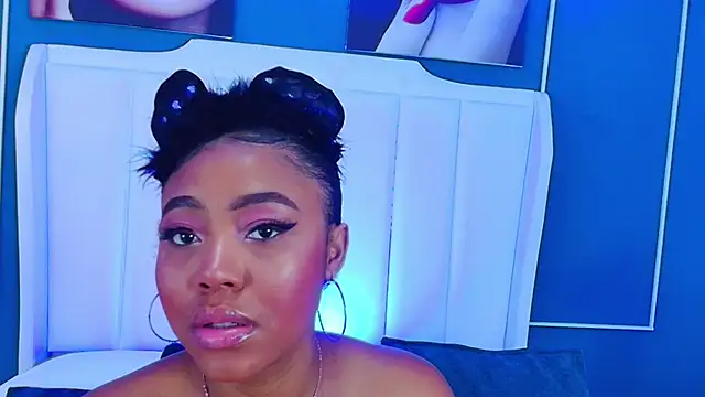 Snapshot of AngelaRoberts chatting on 10-20-25, 04:35 AngelaRoberts online show from 10-20-25, 04:35