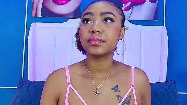 Snapshot of AngelaRoberts chatting on 10-21-25, 02:45 AngelaRoberts online show from 10-21-25, 02:45