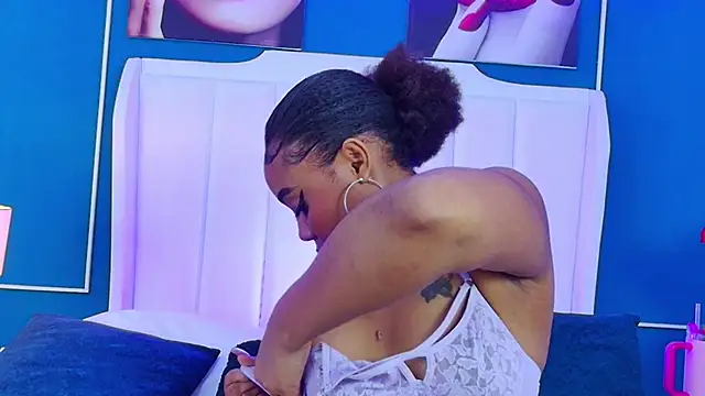 Snapshot of AngelaRoberts chatting on 10-22-25, 04:13 AngelaRoberts online show from 10-22-25, 04:13