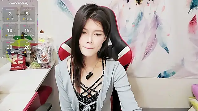 Snapshot of Alina10932 chatting on 12-15-25, 09:13 Alina10932 online show from 12-15-25, 09:13