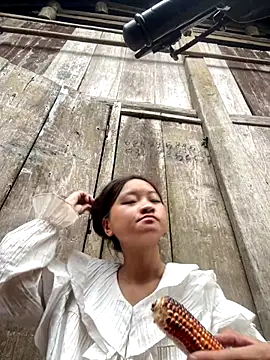 Snapshot of __Nhug__05 chatting on 09-10-25, 12:43 Nhug 05 online show from 09-10-25, 12:43