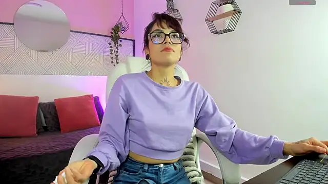 Snapshot of Esmeralda_CO chatting on 10-28-25, 12:19 Esmeralda CO online show from 10-28-25, 12:19