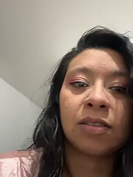 Lincy and hanna online show from 11-20-25, 04:45