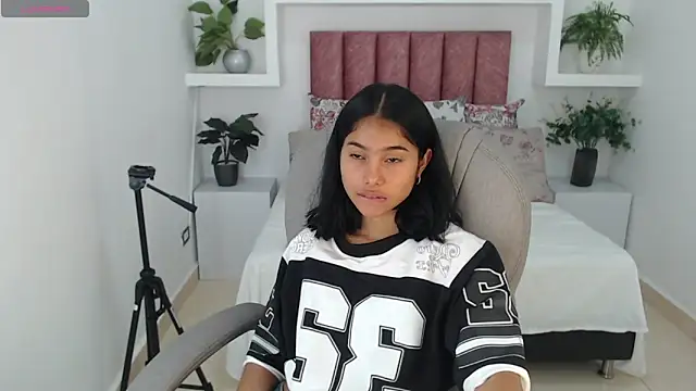 Snapshot of Milaa_Star_ chatting on 12-19-25, 03:13 Milaa Star online show from 12-19-25, 03:13