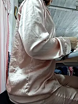 irina hana online show from 12-17-25, 01:00