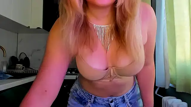 Snapshot of SunshineEmma chatting on 10-02-25, 02:24 SunshineEmma online show from 10-02-25, 02:24