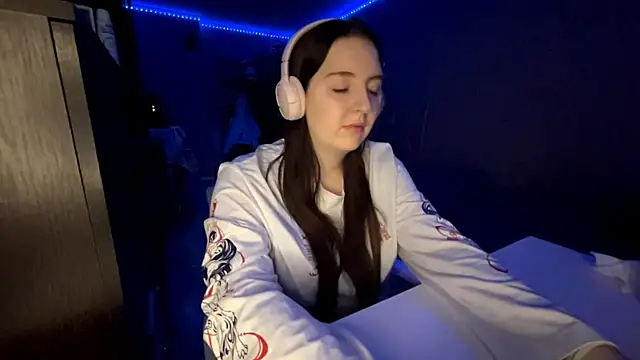 LauretteRagar online show from 10-20-25, 06:08