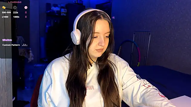 LauretteRagar online show from 11-28-25, 05:15