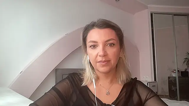 Snapshot of Beautysoul_ chatting on 09-16-25, 10:05 Beautysoul online show from 09-16-25, 10:05