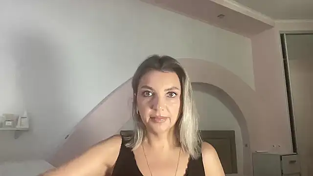 Snapshot of Beautysoul_ chatting on 09-19-25, 01:45 Beautysoul online show from 09-19-25, 01:45