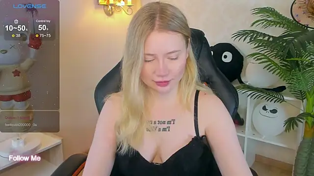 Lillie Berry online show from 11-23-25, 04:45