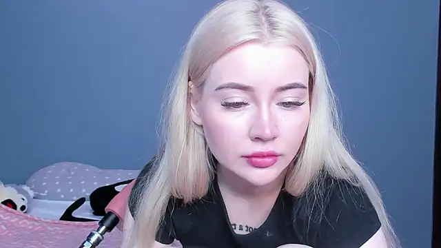 Snapshot of Lillie_Berry chatting on 05-12-26, 05:04 Lillie Berry online show from 05-12-26, 05:04