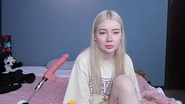 Snapshot of Lillie_Berry chatting on 05-21-26, 05:25 Lillie Berry online show from 05-21-26, 05:25