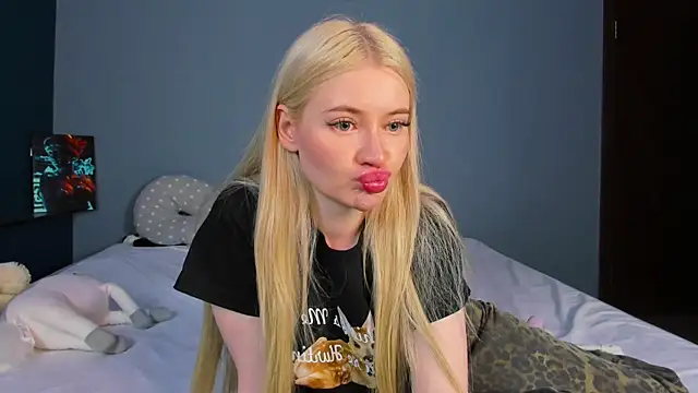 Snapshot of Lillie_Berry chatting on 06-30-26, 05:19 Lillie Berry online show from 06-30-26, 05:19