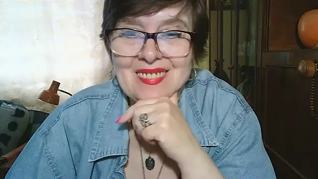 Snapshot of VeronicaGold511 chatting on 05-13-26, 07:17 VeronicaGold511 online show from 05-13-26, 07:17