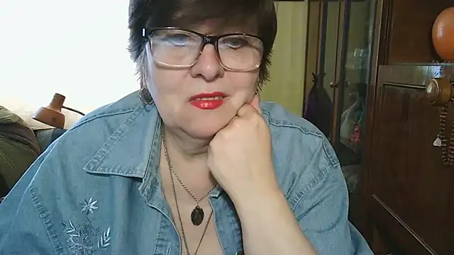 Snapshot of VeronicaGold511 chatting on 05-17-26, 08:23 VeronicaGold511 online show from 05-17-26, 08:23