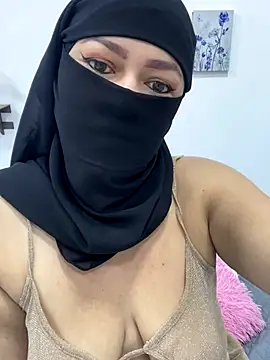 Snapshot of Amyraa_ chatting on 12-18-25, 12:00 Amyraa online show from 12-18-25, 12:00