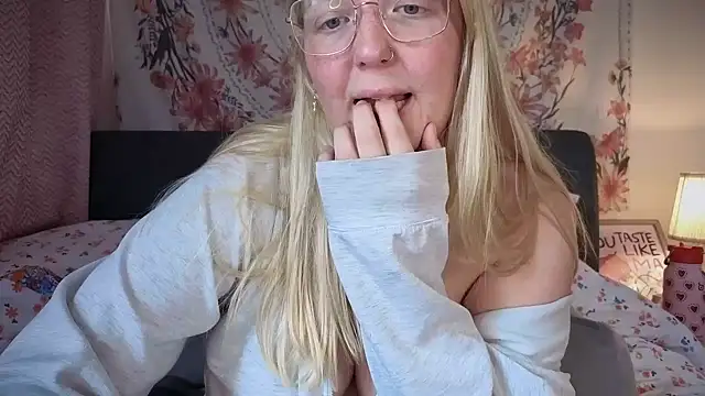 Snapshot of Daisyxoxo_ chatting on 09-16-25, 08:37 Daisyxoxo online show from 09-16-25, 08:37