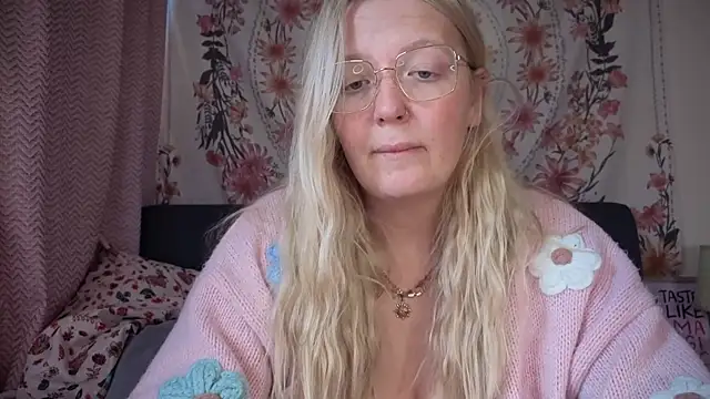 Snapshot of Daisyxoxo_ chatting on 09-26-25, 08:40 Daisyxoxo online show from 09-26-25, 08:40