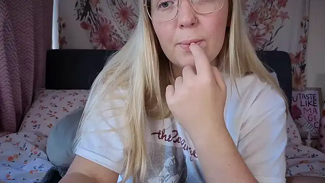 Snapshot of Daisyxoxo_ chatting on 10-07-25, 08:33 Daisyxoxo online show from 10-07-25, 08:33