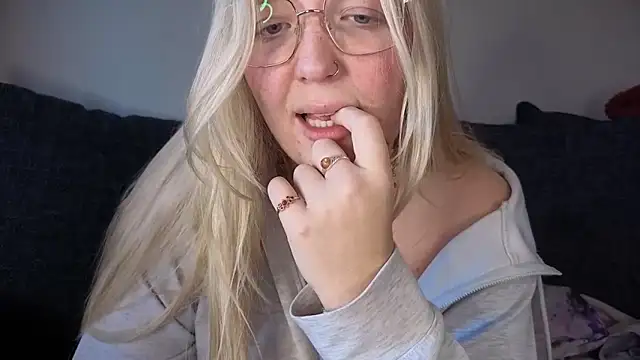 Snapshot of Daisyxoxo_ chatting on 11-02-25, 10:17 Daisyxoxo online show from 11-02-25, 10:17