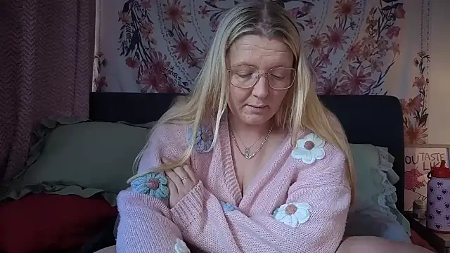 Daisyxoxo  online show from 04-14-26, 09:37