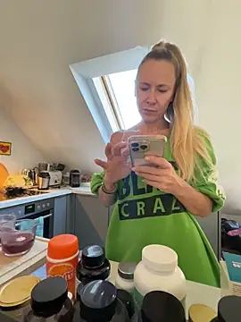 Snapshot of blondi2077 chatting on 10-26-25, 09:59 blondi2077 online show from 10-26-25, 09:59