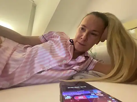 Snapshot of blondi2077 chatting on 10-26-25, 10:04 blondi2077 online show from 10-26-25, 10:04