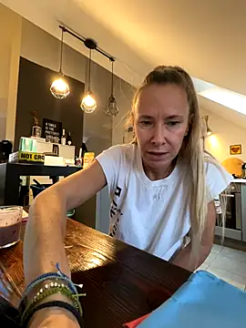 Snapshot of blondi2077 chatting on 10-27-25, 11:36 blondi2077 online show from 10-27-25, 11:36