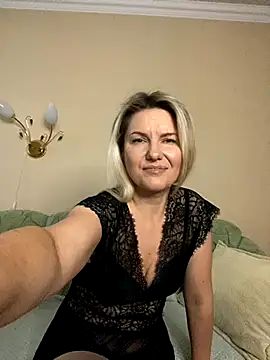 Snapshot of AliceSwan4011 chatting on 10-27-25, 01:26 AliceSwan4011 online show from 10-27-25, 01:26