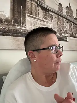 Snapshot of voluptuous-minx chatting on 12-04-25, 12:14 voluptuous-minx online show from 12-04-25, 12:14