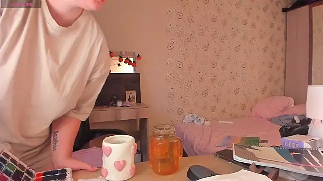 Snapshot of Alice_next_door chatting on 07-22-26, 04:21 Alice next door online show from 07-22-26, 04:21