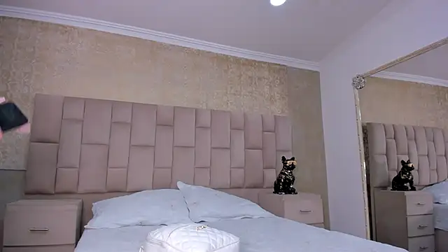 Snapshot of MadisonSky_ chatting on 10-26-25, 01:17 MadisonSky online show from 10-26-25, 01:17