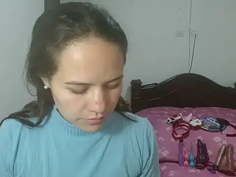 Snapshot of yarafuckass chatting on 10-17-25, 08:22 yarafuckass online show from 10-17-25, 08:22
