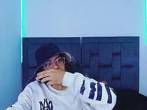 Snapshot of dirty_model chatting on 10-19-25, 08:48 dirty model online show from 10-19-25, 08:48