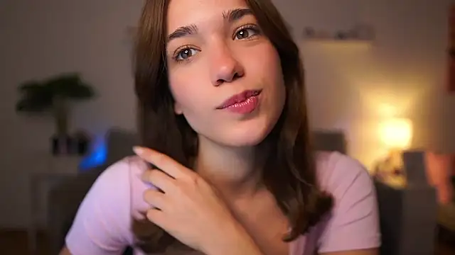 Snapshot of kissie_cat chatting on 10-22-25, 01:11 kissie cat online show from 10-22-25, 01:11