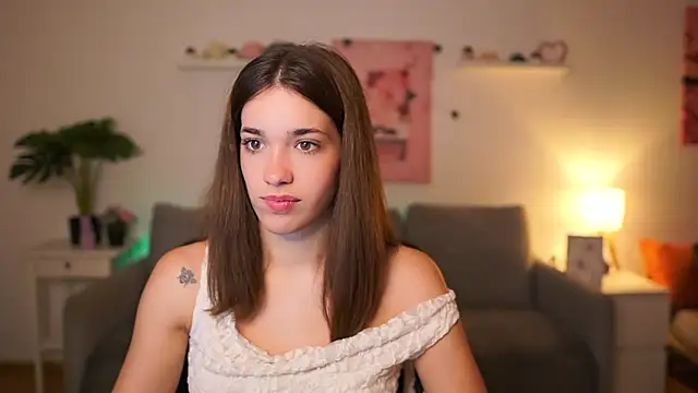 Snapshot of kissie_cat chatting on 10-24-25, 01:40 kissie cat online show from 10-24-25, 01:40