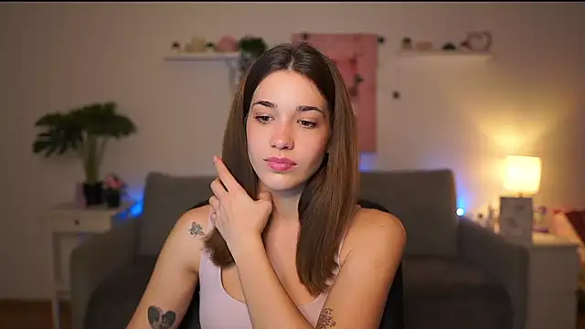 Snapshot of kissie_cat chatting on 12-04-25, 02:04 kissie cat online show from 12-04-25, 02:04