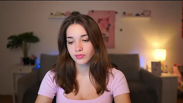 Snapshot of kissie_cat chatting on 12-16-25, 07:19 kissie cat online show from 12-16-25, 07:19