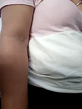 Mia-Glow online show from 10-17-25, 03:25