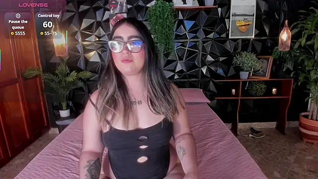 April  foxx online show from 10-06-25, 04:15