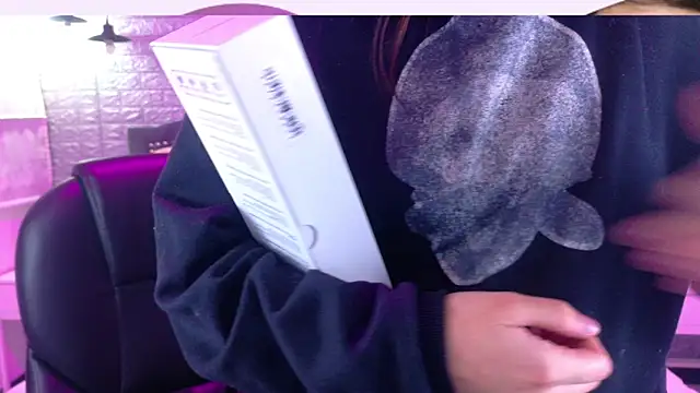 Snapshot of Natalie_loffreda chatting on 09-25-25, 02:48 Natalie loffreda online show from 09-25-25, 02:48